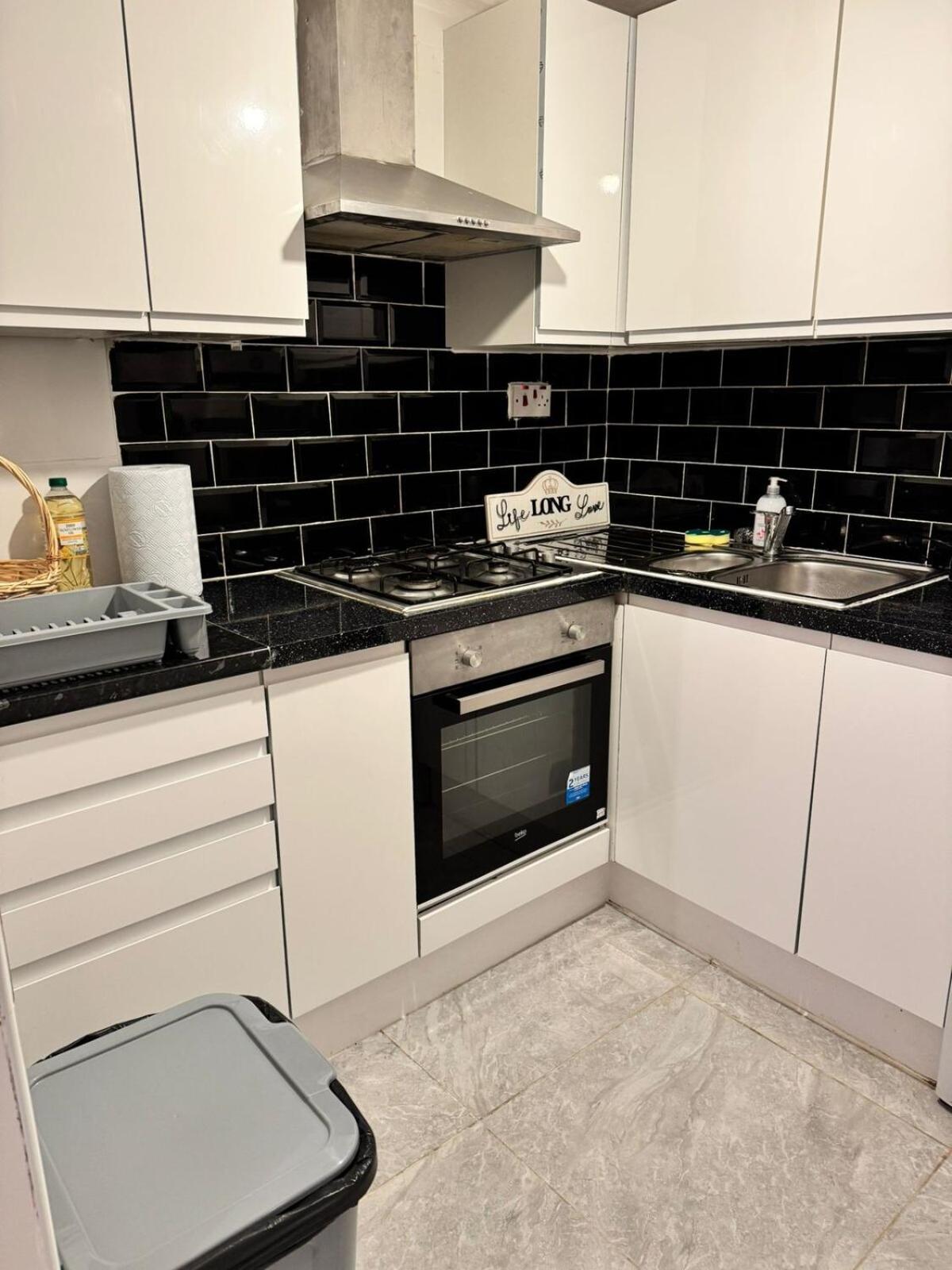 Cozy 2-bedroom Retreat In Kilburn Sf8