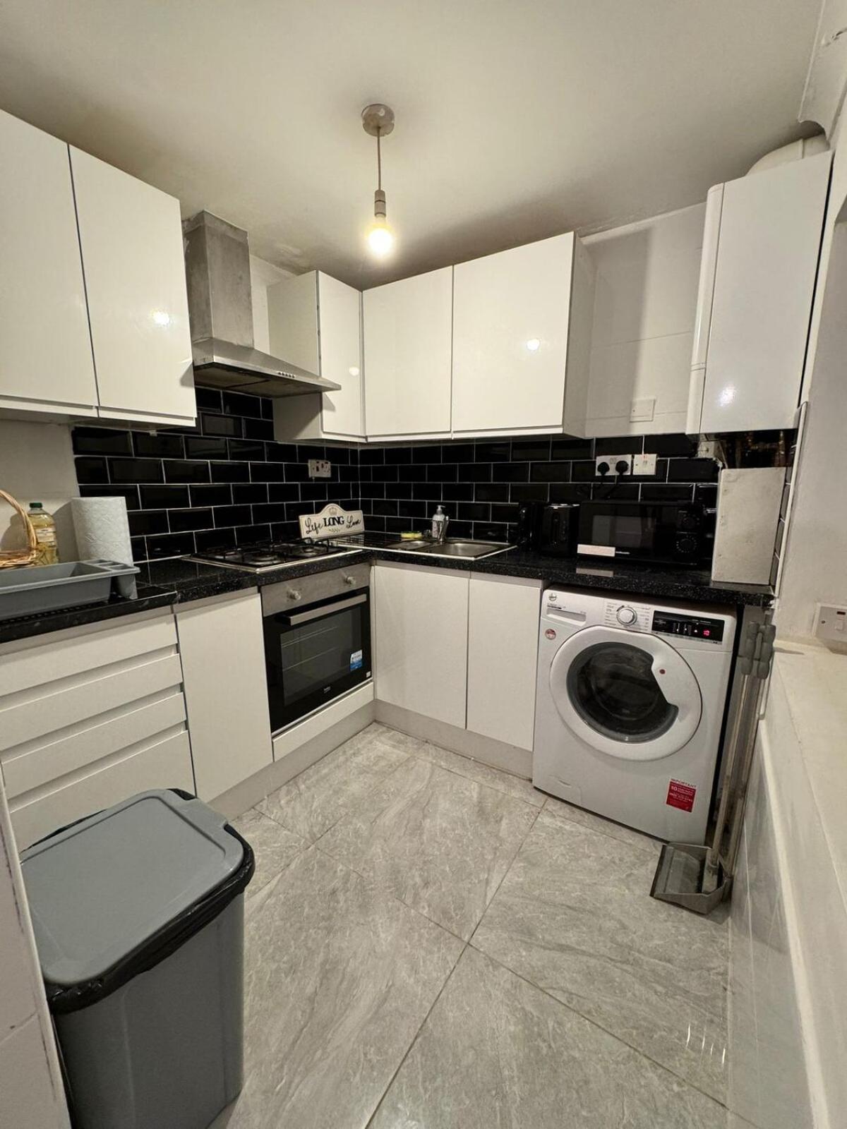 Cozy 2-bedroom Retreat In Kilburn Sf8